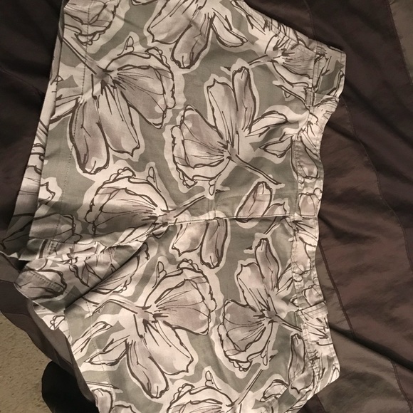 New York & Company Print shorts - Picture 2 of 3